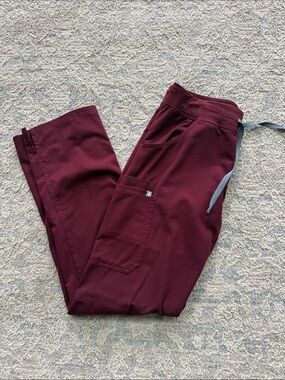 Figs scrub pant Burgundy